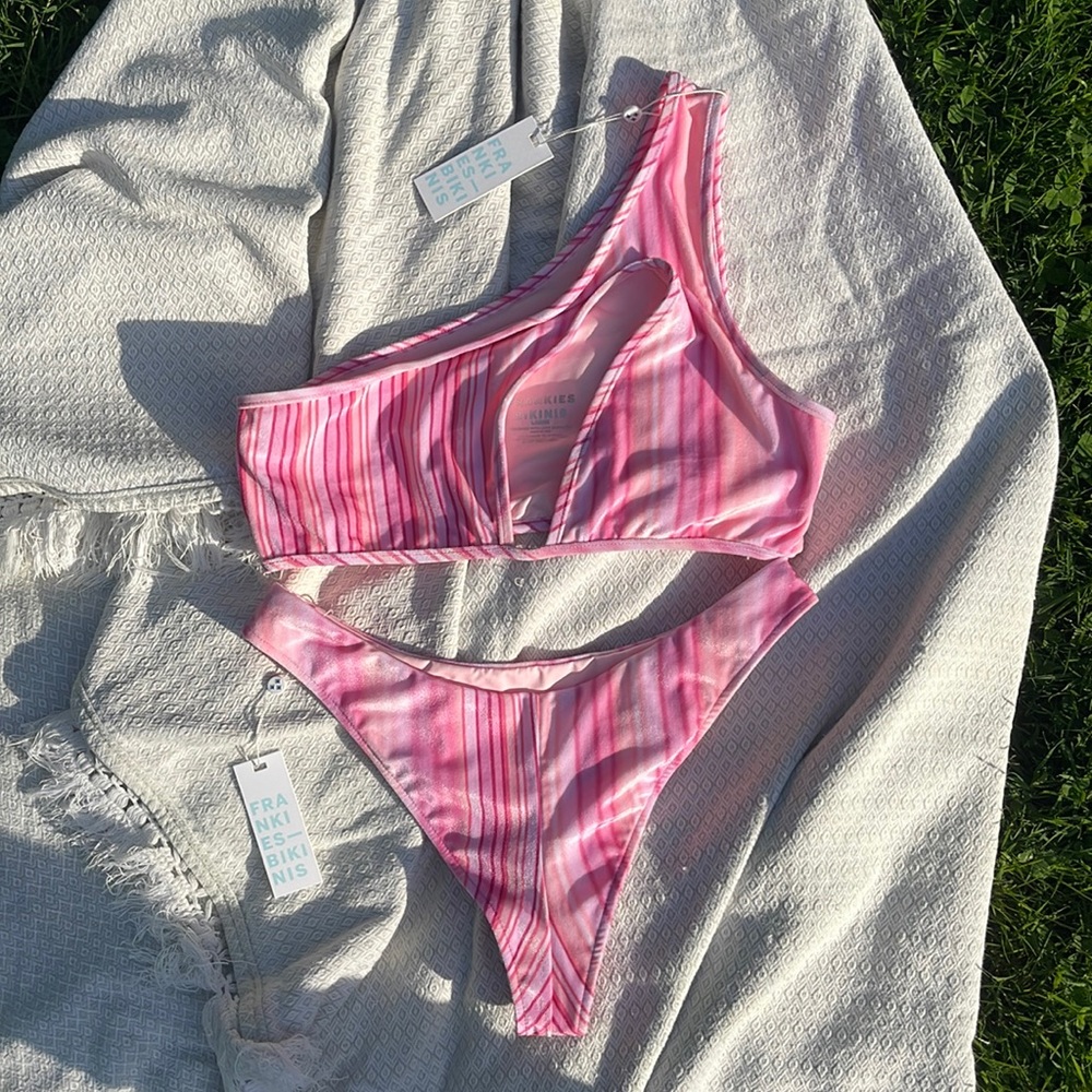 Frankie’s Bikinis set size Large
